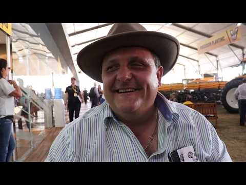 Produtor Marcos Della Vechia visitou toda a Agrishow 2019 em sua cadeira de rodas