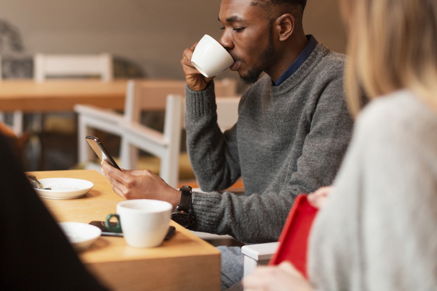 Café: beber de duas a três xícaras durante o trabalho ajuda a reduzir em 33% o risco de morte prematura, diz estudo; entenda